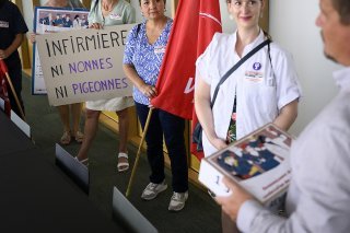 La pétition du SSP a été remise au vice-chancelier Marc Valloton.